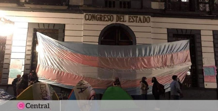 Por incumplimiento de Biestro, feministas y trans regresan a plant&oacute;n en el Congreso de Puebla