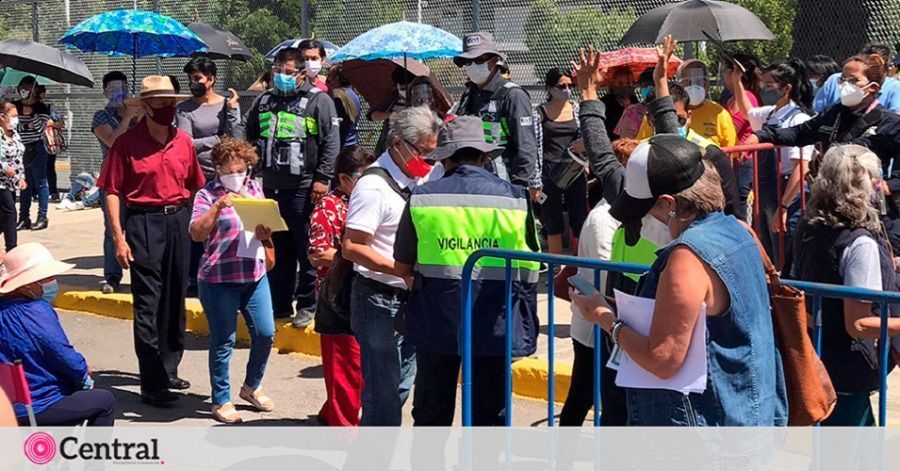 Staff de vacunaci&oacute;n en Puebla ayuda a sus conocidos a saltarse la fila