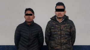 Detienen a dos probables asaltantes de tiendas OXXO en Xonaca