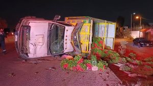 Colisi&oacute;n y volcadura deja una persona lesionada