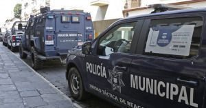 Unidades de la Polic&iacute;a en las calles circundantes al Palacio Municipal.