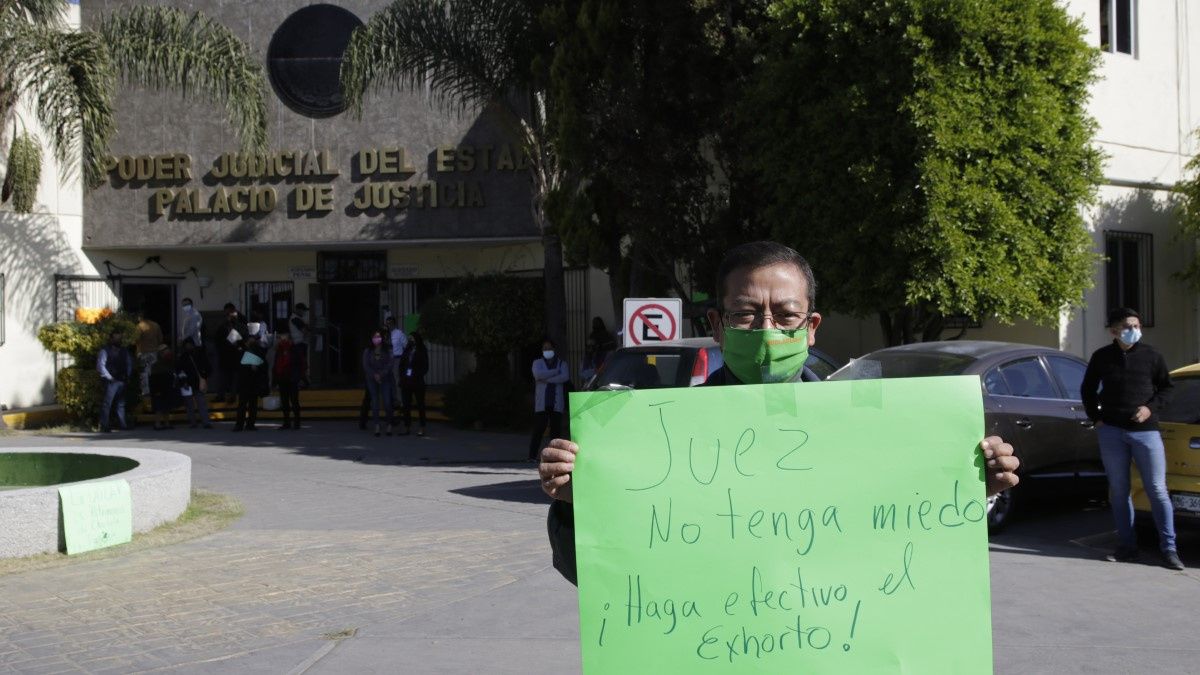 Alumnos UDLAP se manifiestan en los juzgados de Cholula por la reapertura del campus