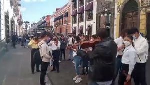 Protesta Orquesta Mexicana frente al Congreso de Puebla para exigir salarios atrasados