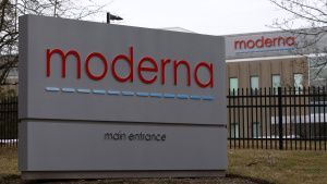 Moderna gana 7 mil 334 mdd durante 2021 gracias a su vacuna anticovid.
