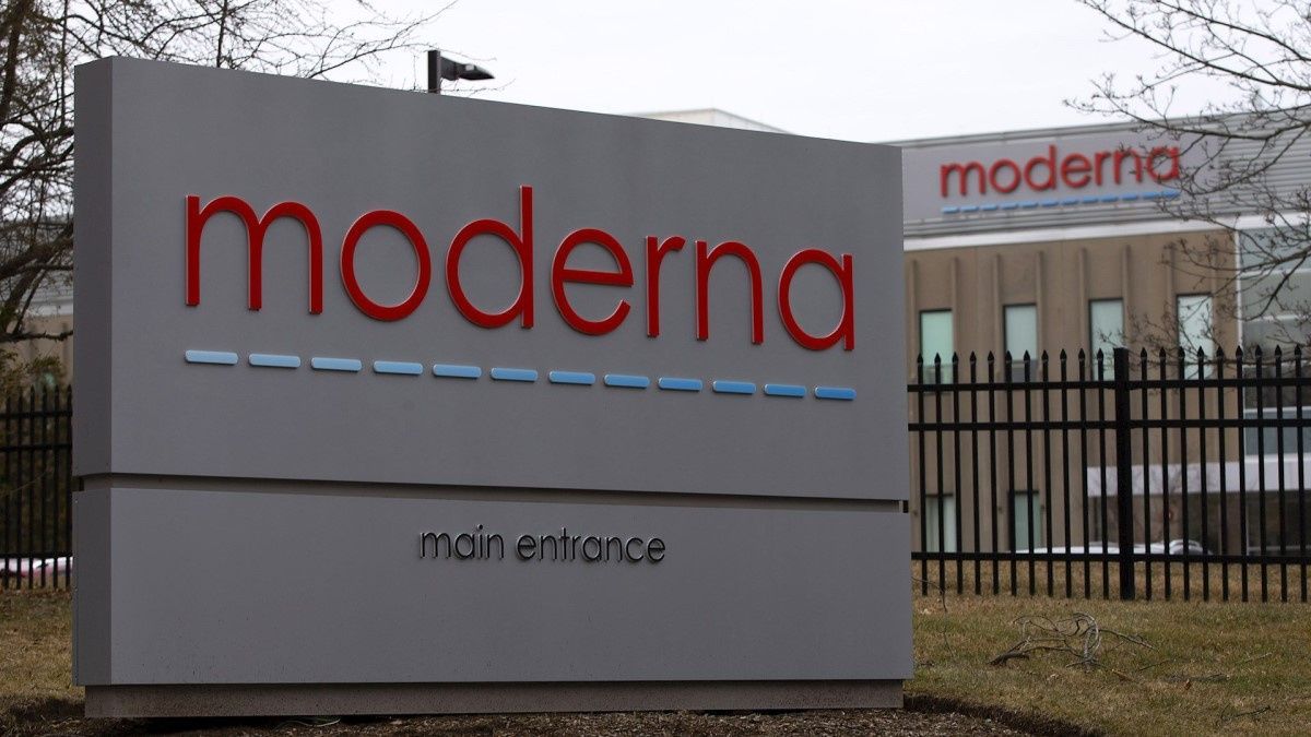 Moderna gana 7 mil 334 mdd durante 2021 gracias a su vacuna anticovid.