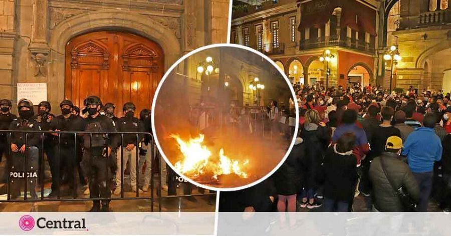 Los sindicalizados intentaron tirar la puerta del Ayuntamiento de Puebla