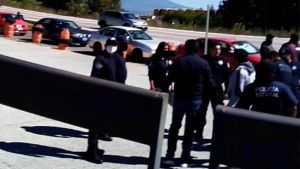 Detienen a dos por ri&ntilde;a afuera del C5 en Puebla