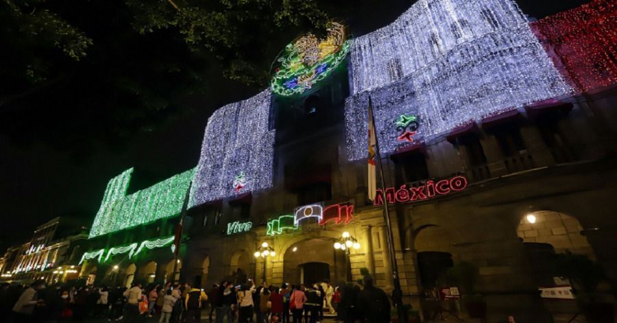 En el primer cuadro de la ciudad, el Ayuntamiento de Puebla ha comenzado la instalación de los escenarios para la actuación de grupos en las festividades patrias.