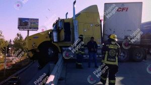 Tr&aacute;iler estuvo a punto de caer varios metros en el Perif&eacute;rico en Puebla