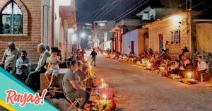 En Tlapa, Guerrero, la gente espera así a sus seres queridos en las calles.