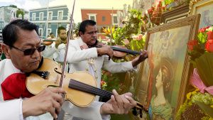 Músicos poblanos llevan serenata a Santa Cecilia en el Barrio de El Alto