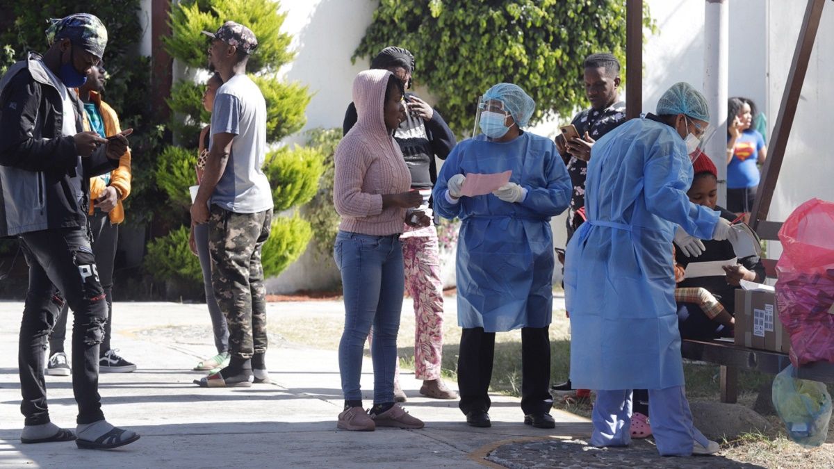 Migrantes haitianos esperan visa humanitaria en el Polideportivo Xonaca