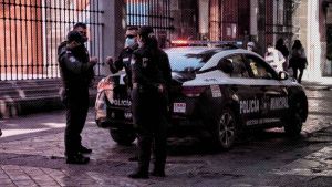 Acusan a policías estatales y municipales de Puebla por atracar a vendedor de juguetes