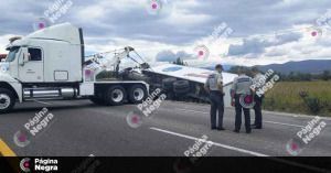 Personal de la Guardia Nacional (GN) de Carreteras pidi&oacute; apoyo de personal de gr&uacute;as para retirar la unidad