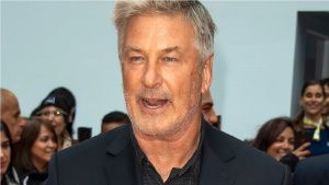 Alec Baldwin sale a defenderse y comparte carta del equipo de su pel&iacute;cula como respaldo