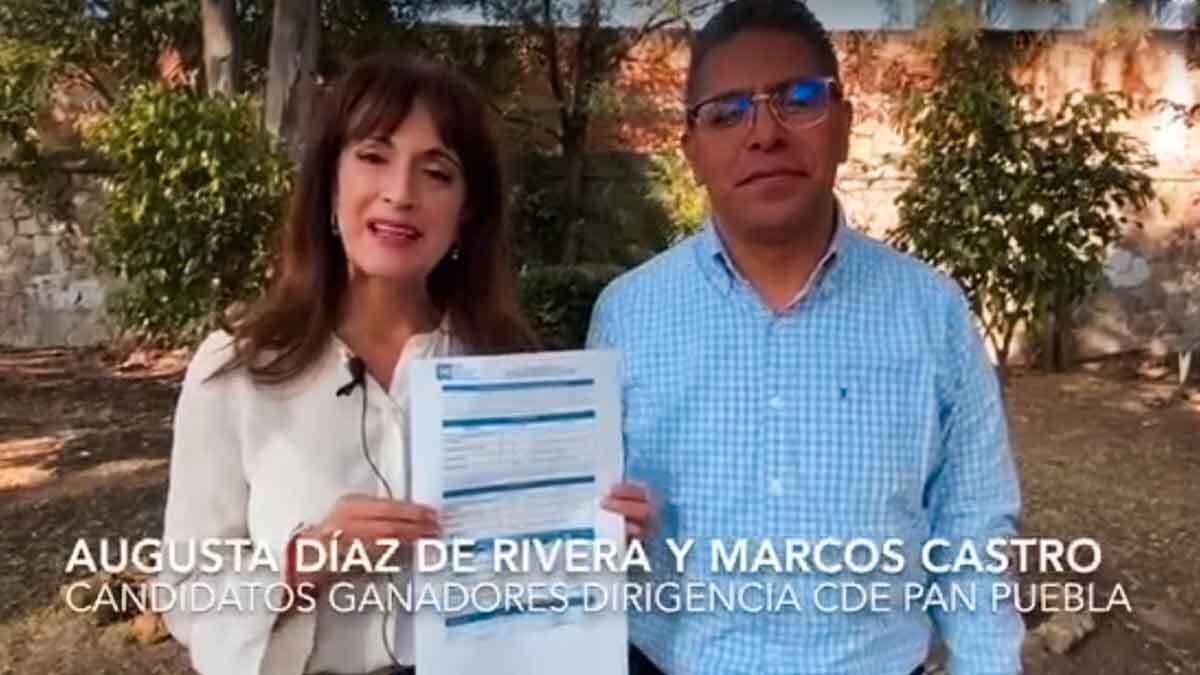 Augusta y Marcos muestran el acta de votaci&oacute;n que les da el triunfo