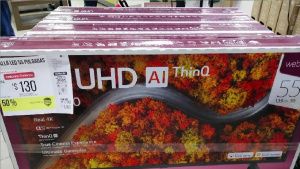 Usuario denuncia a Elektra por cambiar precio de una pantalla de un d&iacute;a para otro