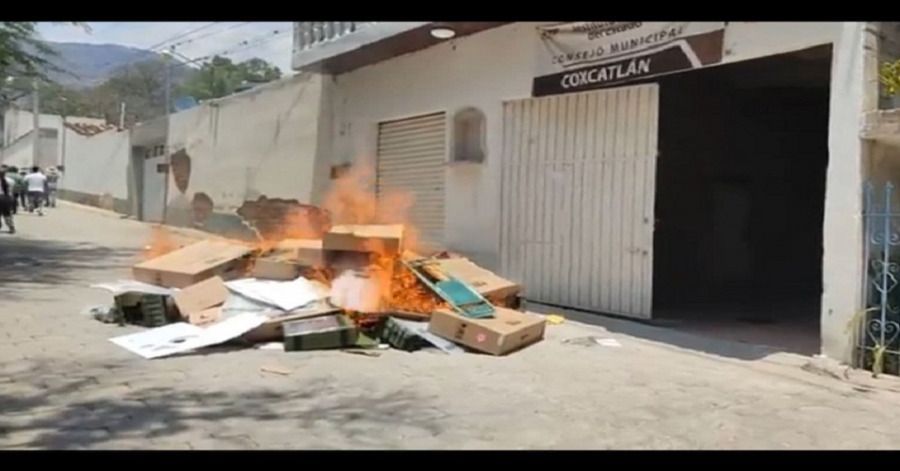 Queman votos de la elecci&oacute;n a presidente municipal en Coxcatl&aacute;n.