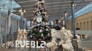 &iexcl;De Puebla para el mundo! Artesanos de Chignahuapan exhiben nacimiento en la Ciudad del Vaticano