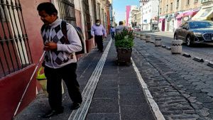 Ayuntamiento de Puebla rehabilitará guías podotáctiles en el Centro Histórico