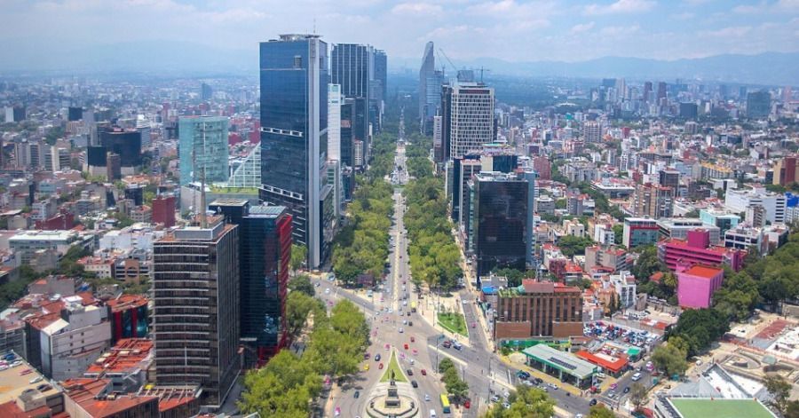 Vista a&eacute;rea de la Ciudad de M&eacute;xico por Paseo de la Reforma.