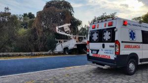 Se lesiona trabajador; por poco cae a una barranca