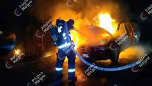 Reportan incendio de camioneta y ba&ntilde;os p&uacute;blicos en Puebla; no hay heridos