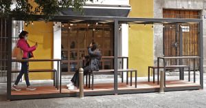 Canirac critica parklets de Puebla: est&aacute;n sucios y son usados por indigentes.