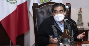 El gobernador no se ha inoculado contra el coronavirus.