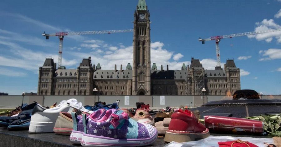 Hallazgos de fosas con niños indígenas en Canadá horrorizan al mundo