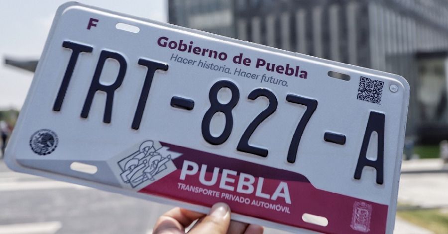 El costo de las placas es de 965 pesos.