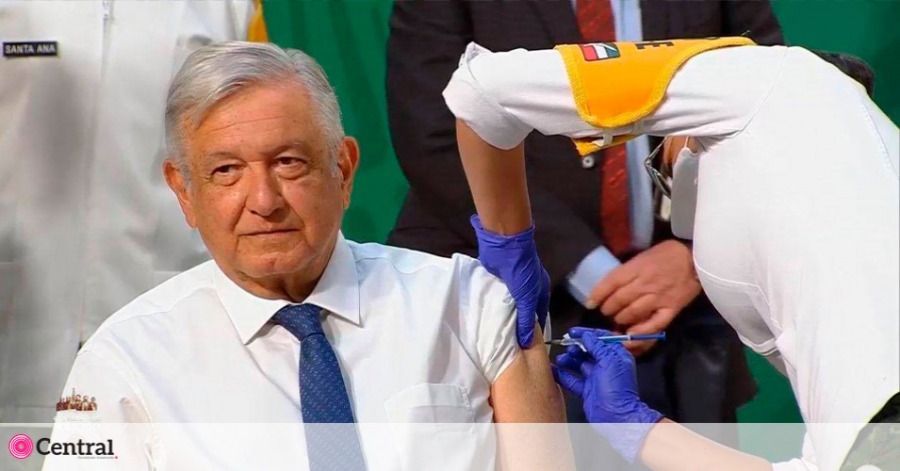 El Presidente López Obrador recibe la vacuna covid en Palacio Nacional