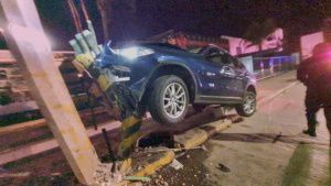 Abandonan camioneta tras chocar en Juan Pablo II y la 27 Sur, en Puebla