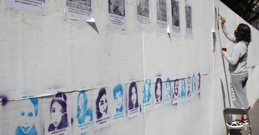 Colocan muro de personas desaparecidas en el zócalo de Puebla