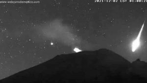 ¡Increíble! Cámaras del Popocatépetl captan lo que parece ser un meteorito