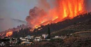 Bajo las cenizas quedan poblaciones aleda&ntilde;as al volc&aacute;n de La Palma.