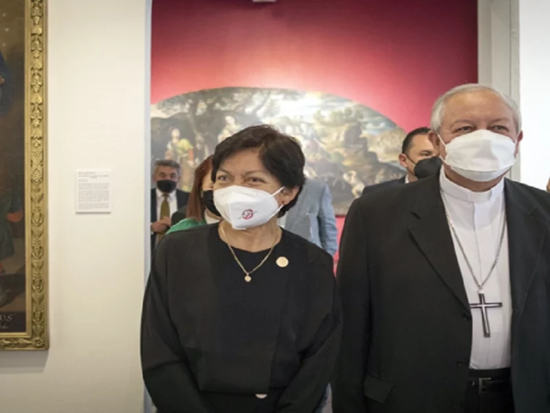 La Rectora Lilia Cedillo y el arzobispo Víctor Sánchez inaugurando exposición de pintura con advocaciones Marianas.