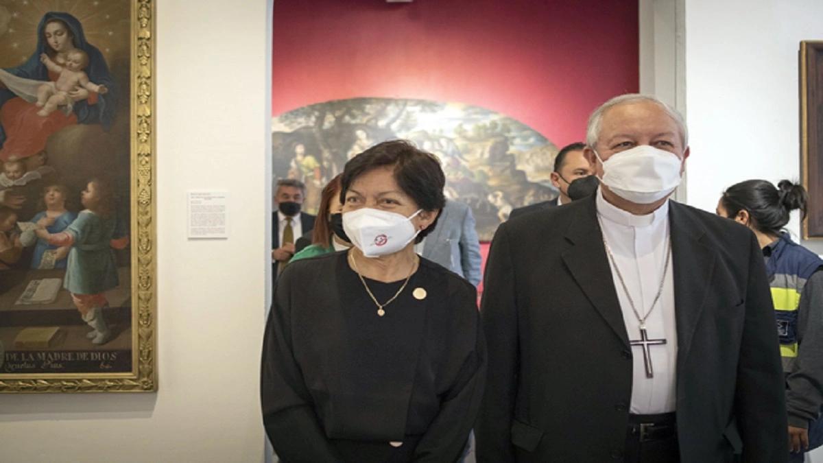 La Rectora Lilia Cedillo y el arzobispo Víctor Sánchez inaugurando exposición de pintura con advocaciones Marianas.