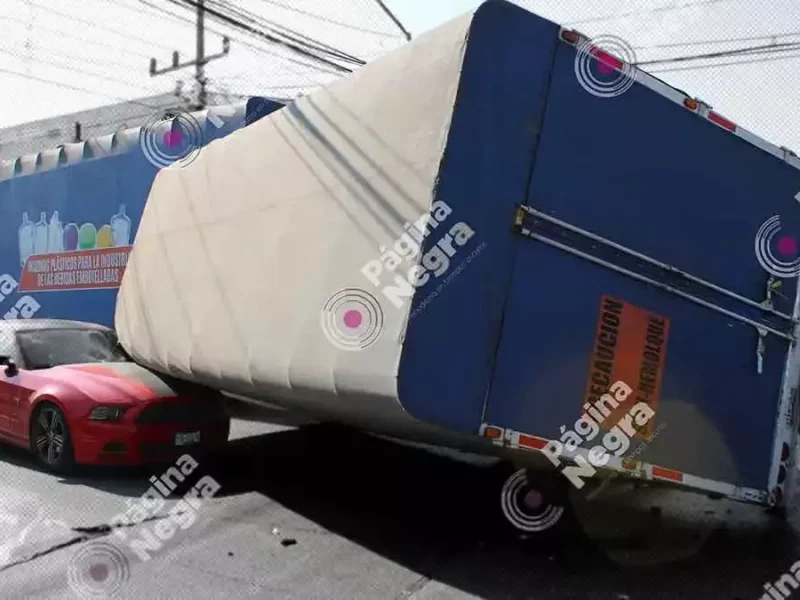 Un remolque cayó encima de un Mustang en Puebla.