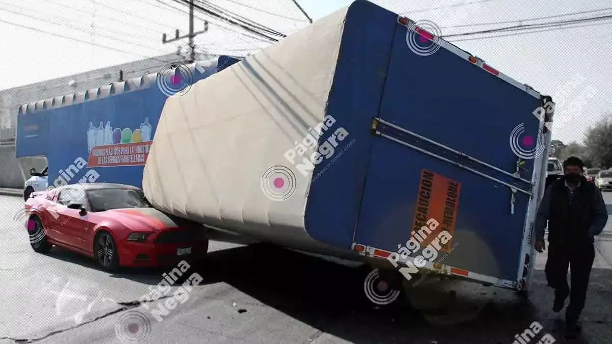 Un remolque cayó encima de un Mustang en Puebla.