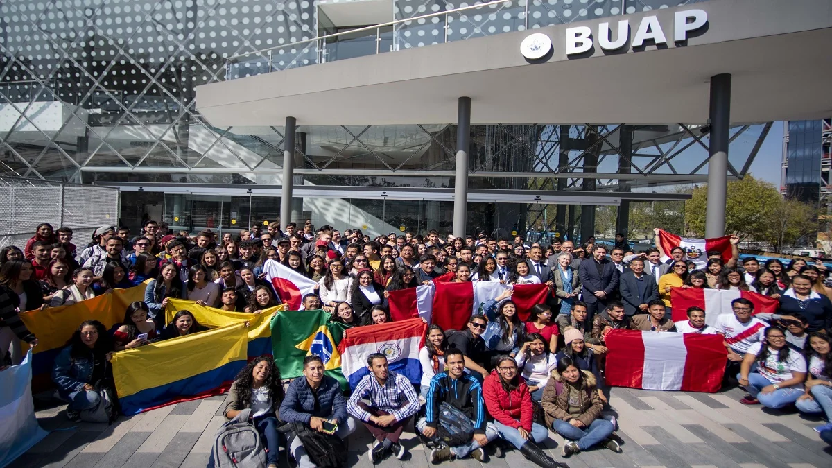 BUAP firma convenio con el Instituto Cervantes de España.