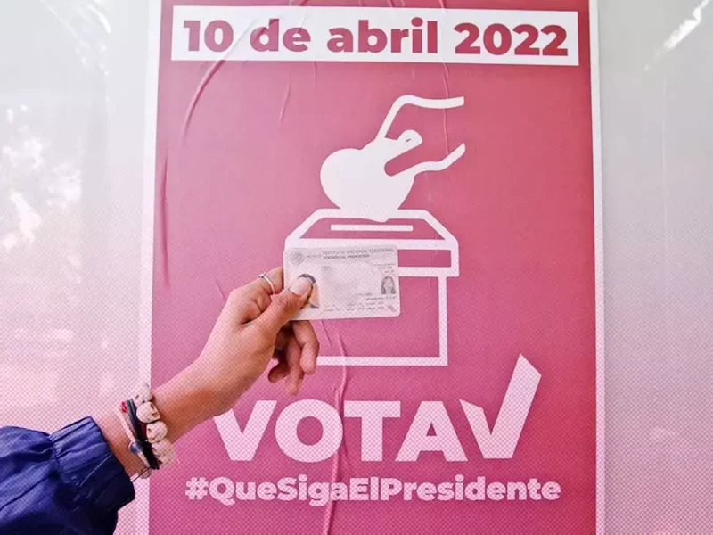 Promueven a AMLO con carteles de la Revocación de Mandato