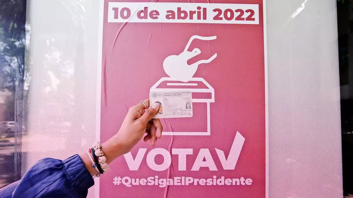 Promueven a AMLO con carteles de la Revocación de Mandato
