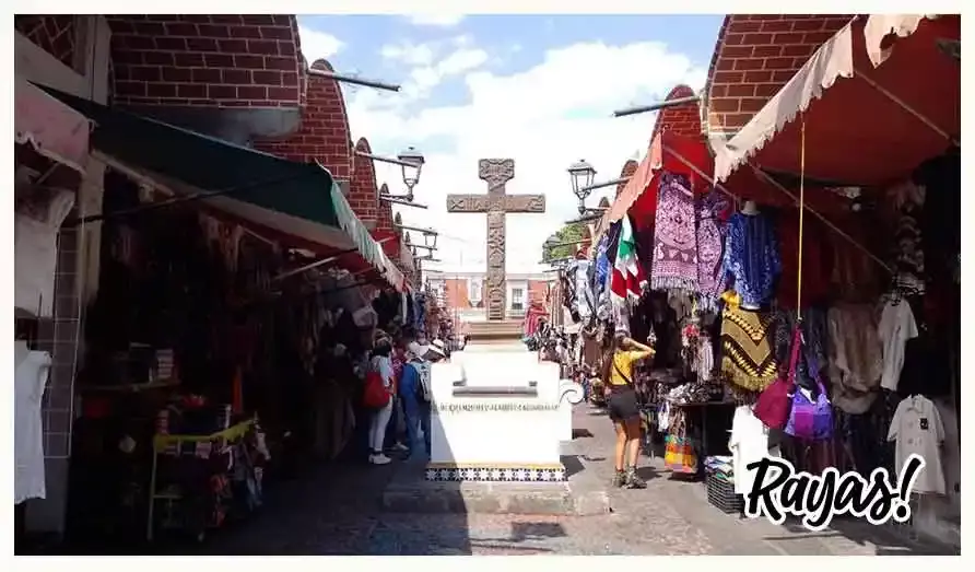 El Parián es el primer mercado artesanal de Puebla.