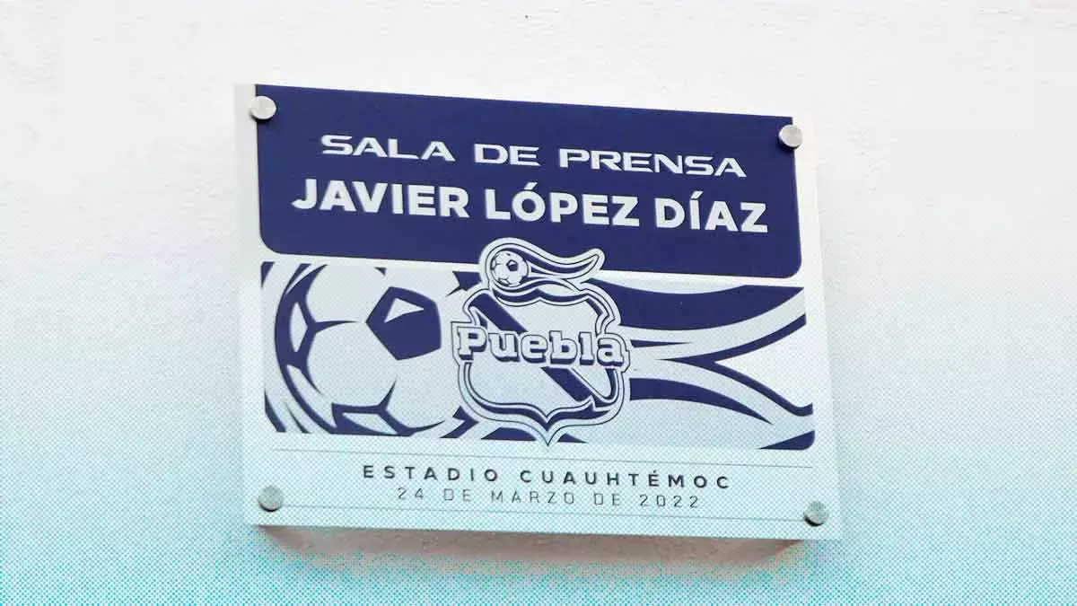 Develan placa en honor a Javier López Díaz en el estadio Cuauhtémoc.