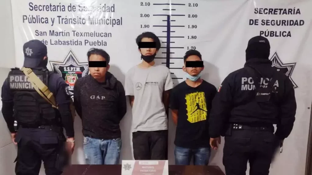 Detienen a tres personas en San Martín Texmelucan.