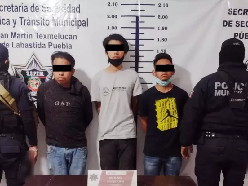 Detienen a tres personas en San Martín Texmelucan.