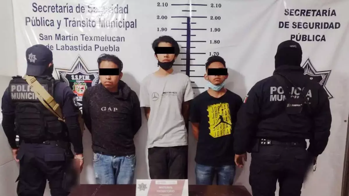 Detienen a tres personas en San Martín Texmelucan.