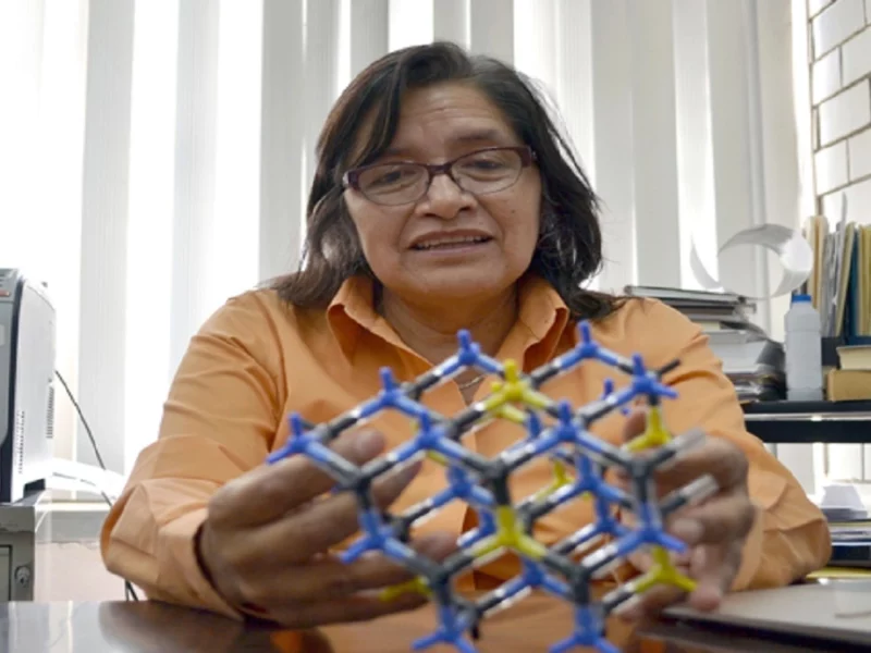 Lilia Meza explica la importancia de la mujer en la ciencia.