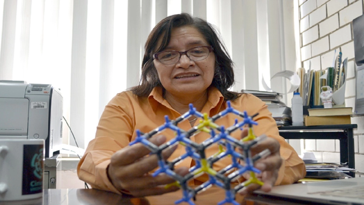 Lilia Meza explica la importancia de la mujer en la ciencia.